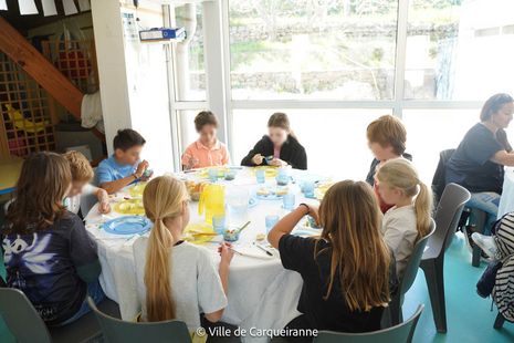 Photos des enfants à table qui dégustent un des plats proposé - Agrandir l'image, .JPG 176 Ko (fenêtre modale)