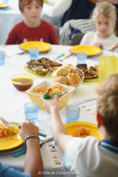 Photos des enfants à table qui dégustent un des plats proposé - Agrandir l'image, .JPG 99 Ko (fenêtre modale)