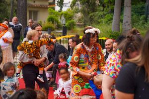 Photo à la crèche (mmpe) durant le carnaval avec les enfants et le personnel déguisés ainsi qu'avec la présence des parents des enfants - Agrandir l'image, .JPG 389 Ko (fenêtre modale)