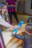 Photo à la crèche (mmpe) durant le carnaval avec les enfants et le personnel déguisés ainsi qu'avec la présence des parents des enfants - Agrandir l'image, .JPG 447 Ko (fenêtre modale)