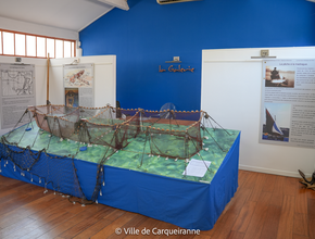 Photo de l'exposition sur la pêche proposée à La Galerie par la Médiathèque, en collaboration avec les associations La Partègue de Giens, Carqueiranne Environnement et le Photo Club Carqueirannais. - Agrandir l'image, .PNG 1,2 Mo (fenêtre modale)