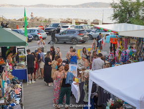 photo des exposants et du public durant l'édition du mois d'aout de la nuitée des créateurs qui s'est déroulée sur le port des salette - Agrandir l'image, .PNG 1,5 Mo (fenêtre modale)