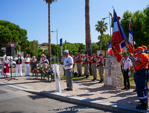 Photo de la cérémonie du 18 juin et des personnes présentes - Agrandir l'image, .PNG 1,7 Mo (fenêtre modale)