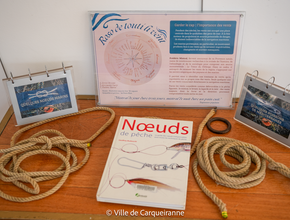 Photo de l'exposition sur la pêche proposée à La Galerie par la Médiathèque, en collaboration avec les associations La Partègue de Giens, Carqueiranne Environnement et le Photo Club Carqueirannais. - Agrandir l'image, .PNG 1,3 Mo (fenêtre modale)
