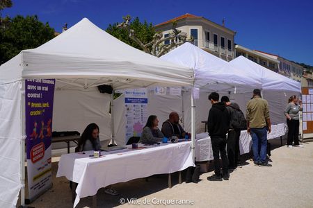 Photos des stands et participants présents pour la journée job d'été organisée sur la place de la République - Agrandir l'image, .JPG 183 Ko (fenêtre modale)