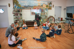 Photo de l'atelier musical pour les 4-5ans à la salle Caraglio de la maison des associations de clair-val - Agrandir l'image, .PNG 1 Mo (fenêtre modale)