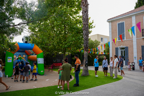Photo des enfants et des parents durant la fête de Grac du mardi 26 aout - Agrandir l'image, .PNG 2 Mo (fenêtre modale)