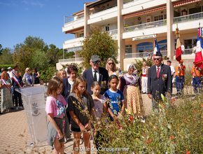 Photo prise lors de la cérémonie patriotique du 27 mai avec les personnes présentes sur le place de la Libération devant le monument aux morts - Agrandir l'image, .PNG 1,8 Mo (fenêtre modale)