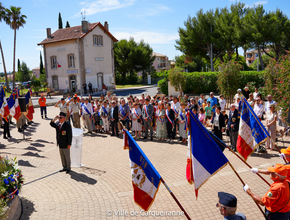 Photo prise lors de la cérémonie patriotique du 27 mai avec les personnes présentes sur le place de la Libération devant le monument aux morts - Agrandir l'image, .PNG 1,8 Mo (fenêtre modale)