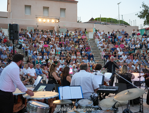 Photo prise de l'orchestre durant le spectacle dans l'auditorium - Agrandir l'image, .PNG 1,5 Mo (fenêtre modale)