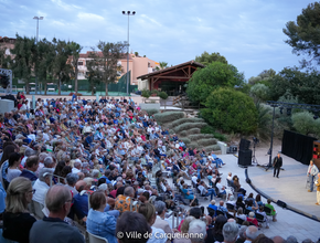Photo prise durant le spectacle un grand cri d'amour qui s'est déroulé sur la scène de l'auditorium de clair-val - Agrandir l'image, .PNG 1,6 Mo (fenêtre modale)