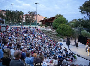 Photo prise durant le spectacle un grand cri d'amour qui s'est déroulé sur la scène de l'auditorium de clair-val