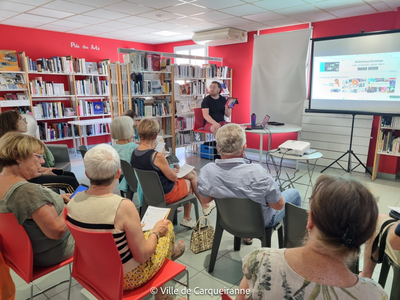 Photo des participants et de l'intervenant durant la présentation des ressources numériques de la médiathèque - Agrandir l'image, .PNG 1 Mo (fenêtre modale)