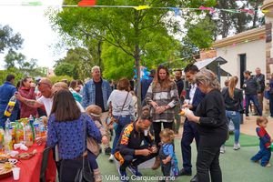 Photo à la crèche (mmpe) durant le carnaval avec les enfants et le personnel déguisés ainsi qu'avec la présence des parents des enfants - Agrandir l'image, .JPG 497 Ko (fenêtre modale)