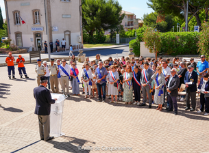 Photo prise lors de la cérémonie patriotique du 27 mai avec les personnes présentes sur le place de la Libération devant le monument aux morts