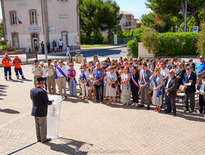 Photo prise lors de la cérémonie patriotique du 27 mai avec les personnes présentes sur le place de la Libération devant le monument aux morts - Agrandir l'image, .PNG 1,9 Mo (fenêtre modale)