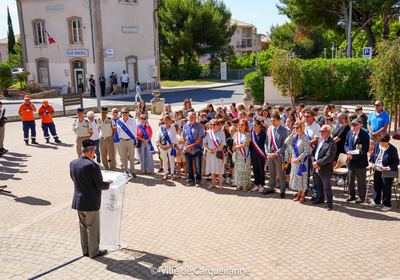 Photo prise lors de la cérémonie patriotique du 27 mai avec les personnes présentes sur le place de la Libération devant le monument aux morts