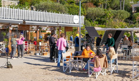 Photo prise lors du tournage de la série tom & lola à carqueiranne au restaurant l'aventure sur la plage Peno - Agrandir l'image, .PNG 2 Mo (fenêtre modale)