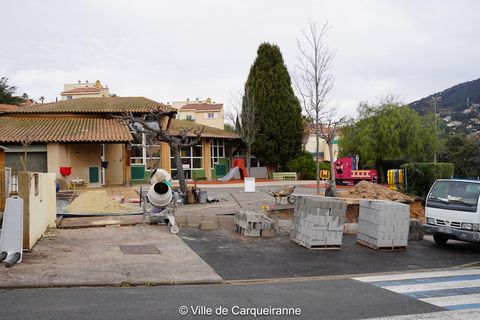 Construction du mur PPMS par les ouvriers à l'école Saint Exupéry