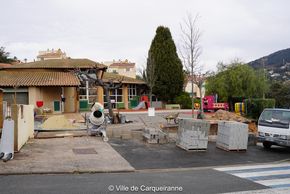 Construction du mur PPMS par les ouvriers à l'école Saint Exupéry
