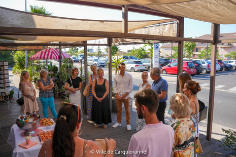Photo prise lors de la cérémonie de remise de titre devant la boutique "au muguet" - Agrandir l'image, .PNG 2 Mo (fenêtre modale)