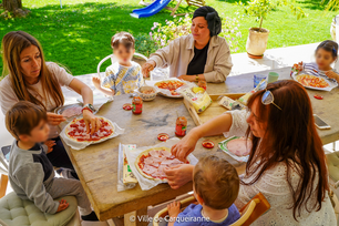 Photo de l'atelier de cuisine pour les enfants avec la préparation d'une pizza proposé par la fabrique d'instants partagés - Agrandir l'image, .PNG 2 Mo (fenêtre modale)