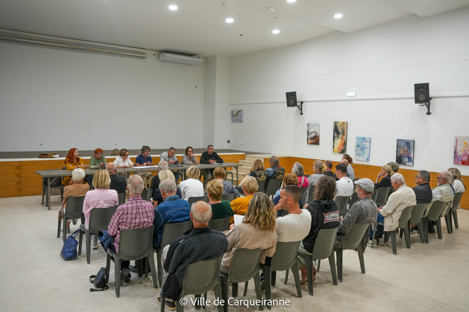 Photo de la réunion d'organisation du Téléthon 2025 en salle des fêtes en présence de la municipalité et des présidents d'associations carqueirannaises - Agrandir l'image, .PNG 1 Mo (fenêtre modale)