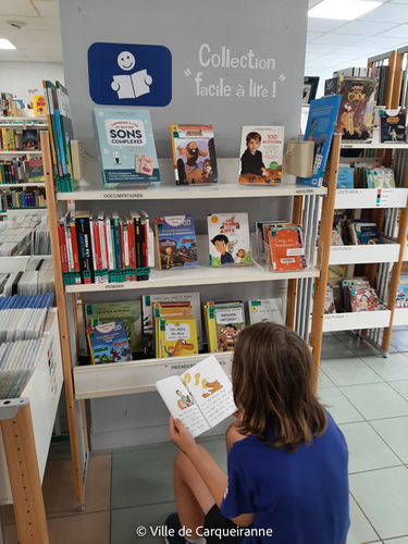 Photo d'un jeune utilisateur du dispositif facile à lire mis en place à la Médiathèque - Agrandir l'image, .PNG 748 Ko (fenêtre modale)
