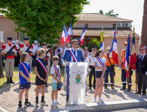 Photo de la cérémonie du 18 juin et des personnes présentes - Agrandir l'image, .PNG 1,8 Mo (fenêtre modale)