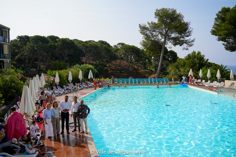 Photo durant une session d'aisance aquatique avec monsieur le maire, madame christine girard, madame laurence meslard et le directeur du club des miléades - Agrandir l'image, .PNG 2 Mo (fenêtre modale)