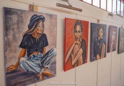 Photo des tableaux de l'exposition "la femme" par l'association reflets d'art