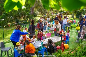 Photo à la crèche (mmpe) durant le carnaval avec les enfants et le personnel déguisés ainsi qu'avec la présence des parents des enfants - Agrandir l'image, .JPG 594 Ko (fenêtre modale)