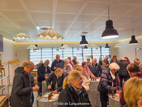 Photo des participants de la sortie ATL lors de la visite de la fabrique des fleurs de Fragonard à Èze, ainsi que la parfumerie et le laboratoire de cosmétiques - Agrandir l'image, .PNG 1,4 Mo (fenêtre modale)