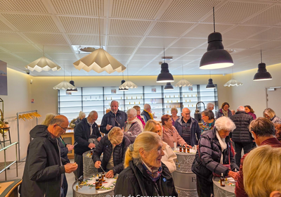 Photo des participants de la sortie ATL lors de la visite de la fabrique des fleurs de Fragonard à Èze, ainsi que la parfumerie et le laboratoire de cosmétiques