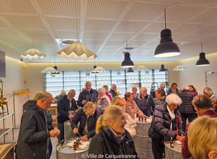 Photo des participants de la sortie ATL lors de la visite de la fabrique des fleurs de Fragonard à Èze, ainsi que la parfumerie et le laboratoire de cosmétiques
