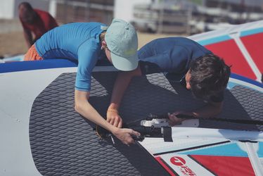 adolescents qui préparent leur voile