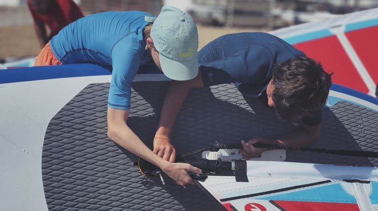 adolescents qui préparent leur voile