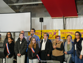 photo du lancement officiel du téléthon avec discours de monsieur le maire accompagné des élus - Agrandir l'image, .PNG 1,2 Mo (fenêtre modale)
