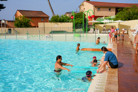 Photo des enfants durant la pratique des stages d'aisance aquatique au club des miléades - Agrandir l'image, .PNG 2 Mo (fenêtre modale)