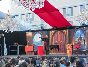 Photo du spectacle cousin poteur dans la tente cristal - Agrandir l'image, .PNG 1,5 Mo (fenêtre modale)