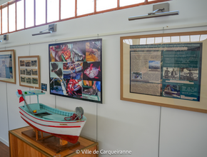 Photo de l'exposition sur la pêche proposée à La Galerie par la Médiathèque, en collaboration avec les associations La Partègue de Giens, Carqueiranne Environnement et le Photo Club Carqueirannais. - Agrandir l'image, .PNG 1,1 Mo (fenêtre modale)