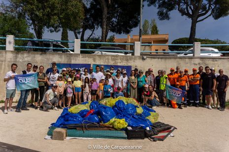 Photo des déchets récoltés durant l'opération nettoyons le sud. Monsieur le Maire Arnaud Latil, des élus du conseil municipal ainsi que l'ensemble des bénévoles participants sont également sur la photo - Agrandir l'image, .JPG 278 Ko (fenêtre modale)