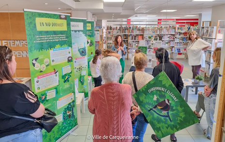 photo des panneaux de l’exposition « Observons les oiseaux » avec les participants - Agrandir l'image, .PNG 1 Mo (fenêtre modale)