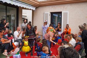 Photo à la crèche (mmpe) durant le carnaval avec les enfants et le personnel déguisés ainsi qu'avec la présence des parents des enfants - Agrandir l'image, .JPG 413 Ko (fenêtre modale)