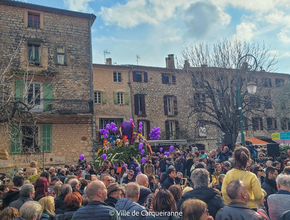 Photo du corso fleuri et de la traditionnelle bataille de fleurs. - Agrandir l'image, .PNG 1,5 Mo (fenêtre modale)