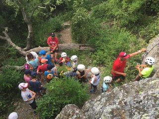 Enfant qui font de l'escalade