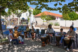 Photo de l'initiation au djembé organisé par Domi Djollof pour les enfants et les parents sur la place de la république - Agrandir l'image, .PNG 2 Mo (fenêtre modale)