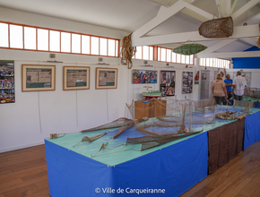 Photo de l'exposition sur la pêche proposée à La Galerie par la Médiathèque, en collaboration avec les associations La Partègue de Giens, Carqueiranne Environnement et le Photo Club Carqueirannais. - Agrandir l'image, .PNG 1,2 Mo (fenêtre modale)