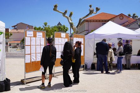 Photos des stands et participants présents pour la journée job d'été organisée sur la place de la République - Agrandir l'image, .JPG 208 Ko (fenêtre modale)