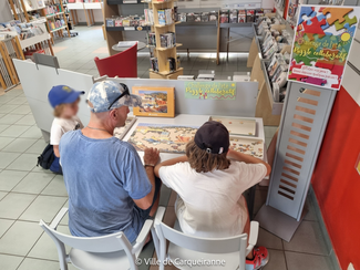Photo des participants en pleine réalisation du puzzle - Agrandir l'image, .PNG 1 Mo (fenêtre modale)